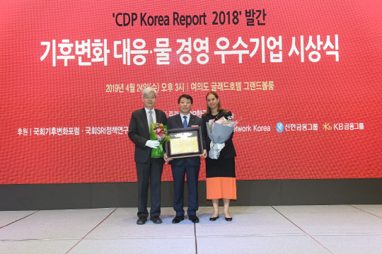 지난 4월 개최된 2018 CDP KOREA 시상식에서 현대건설 임병천 경영지원본부 상무(가운데)가 5년 연속 탄소경영 아너스 클럽 상을 수상해 기념촬영을 하고 있다. <현대건설 제공>
